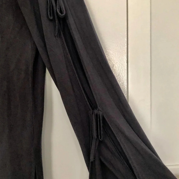 Cable & Gauge  cutout sleeve top - Picture 4 of 7